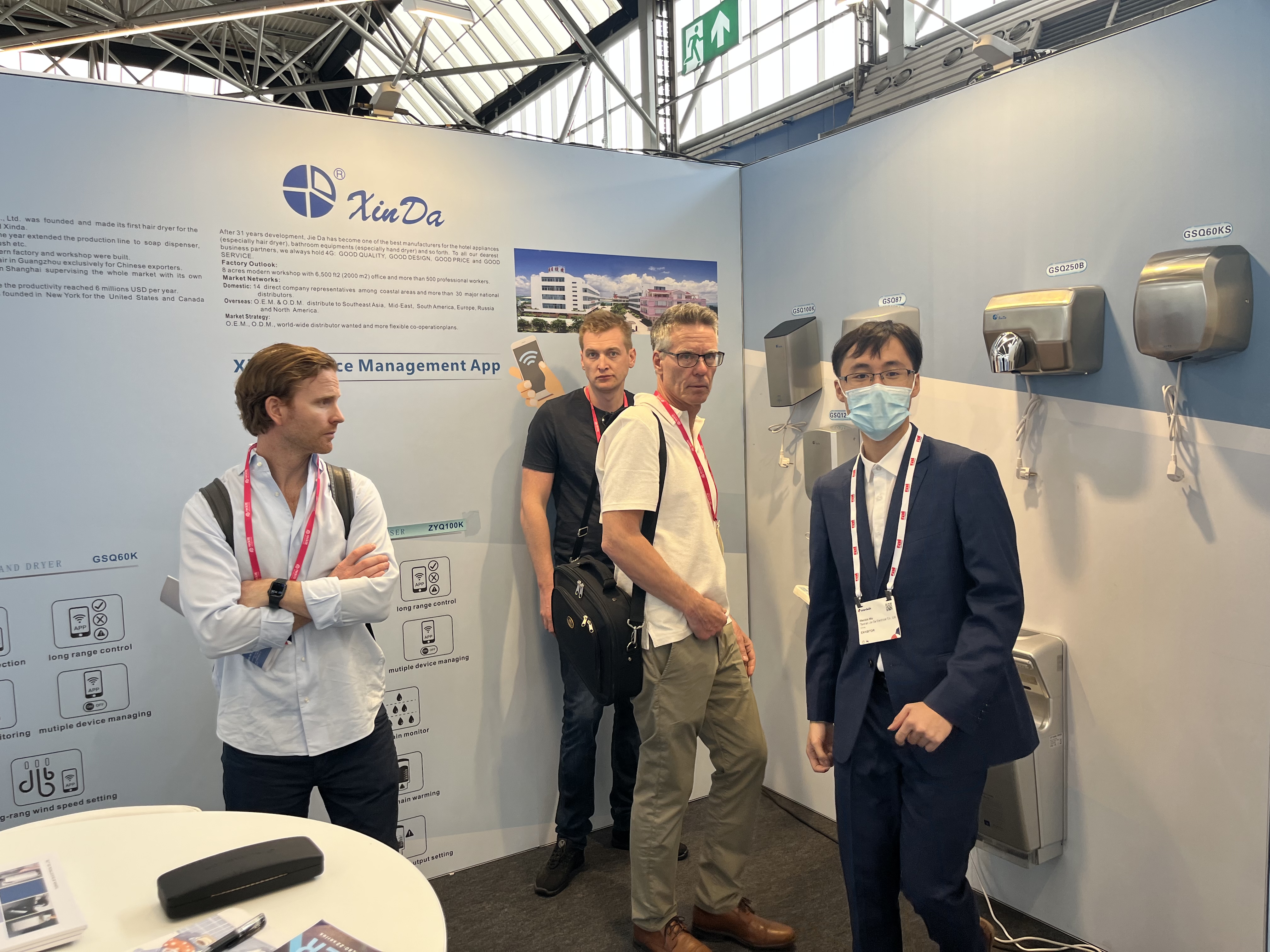 مجفف شعر مثبت على الحائط